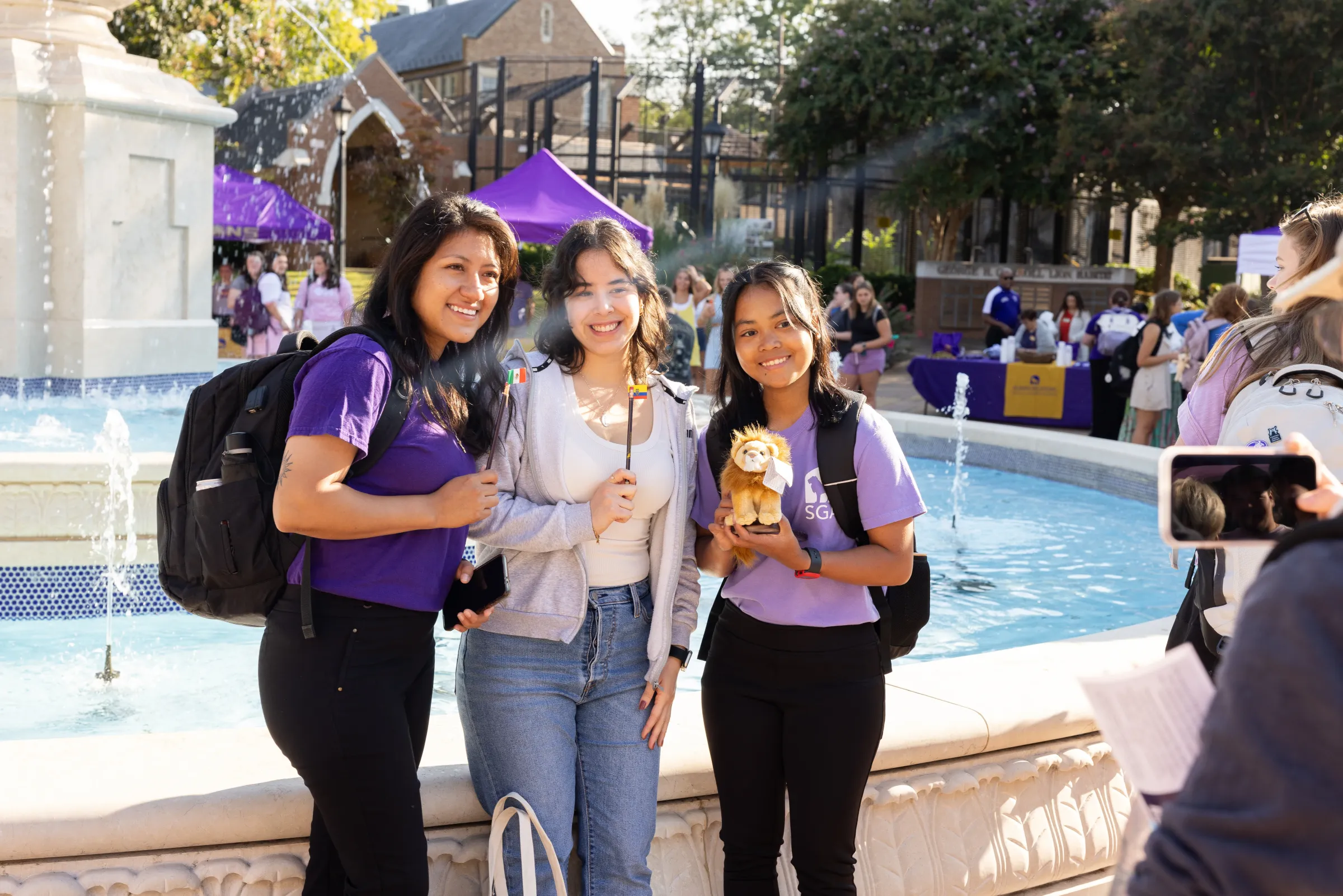 Estudiantes AUP en una feria del campus