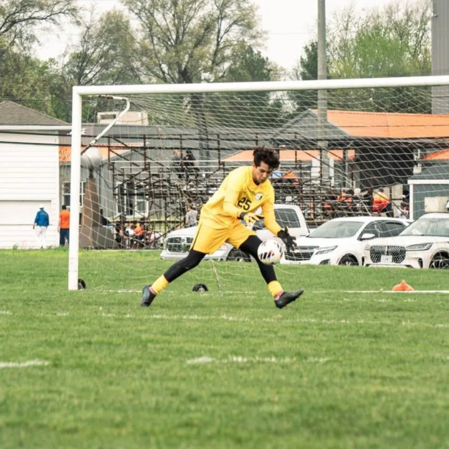 Andrés Valencia playing for his university team